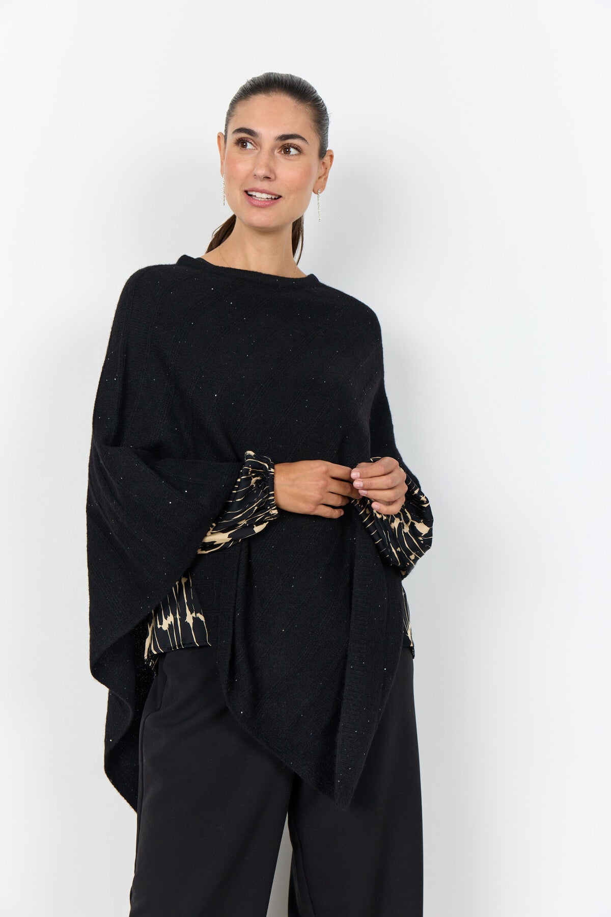 SC-AJNA 1 Poncho Black