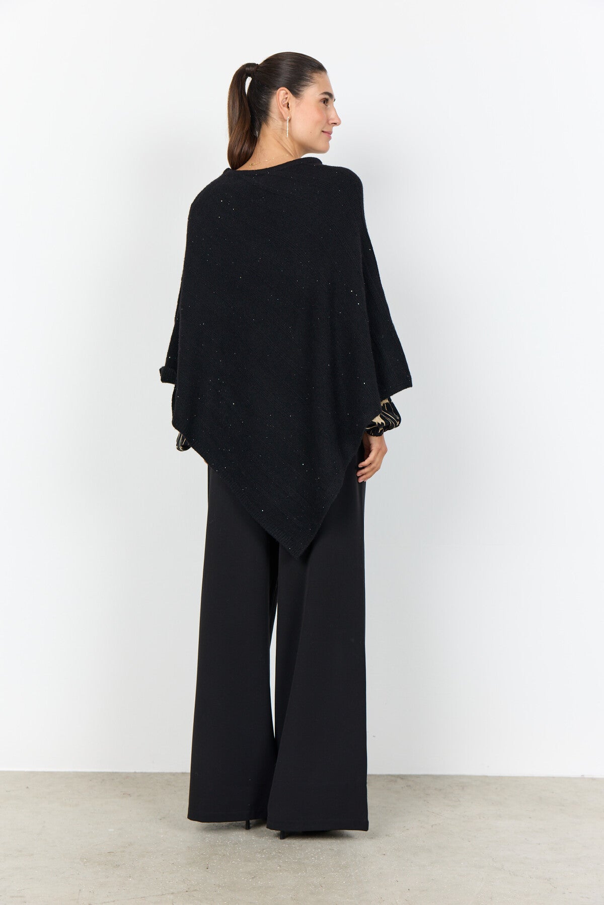 SC-AJNA 1 Poncho Black